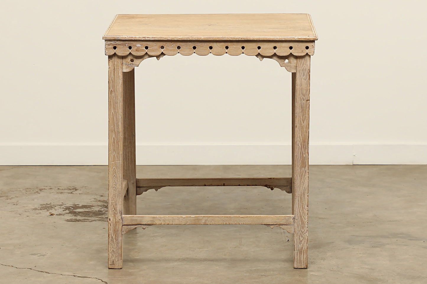 (SCP104) Vintage Table (26x26x31)