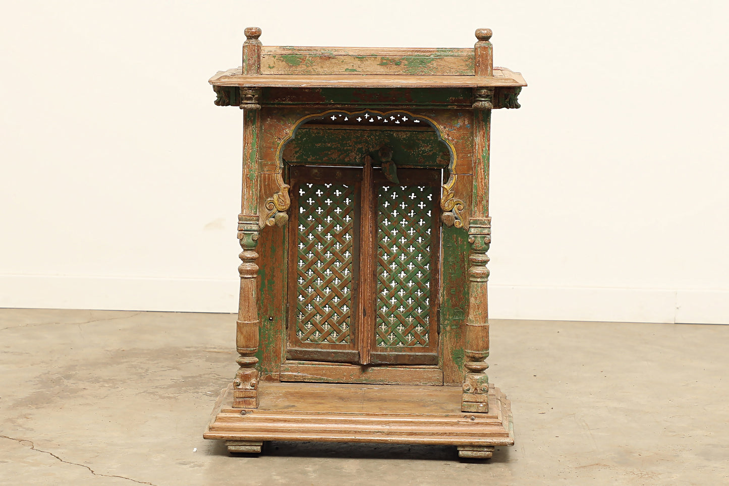 (SCG064) Vintage Temple Stand (26x14x35)