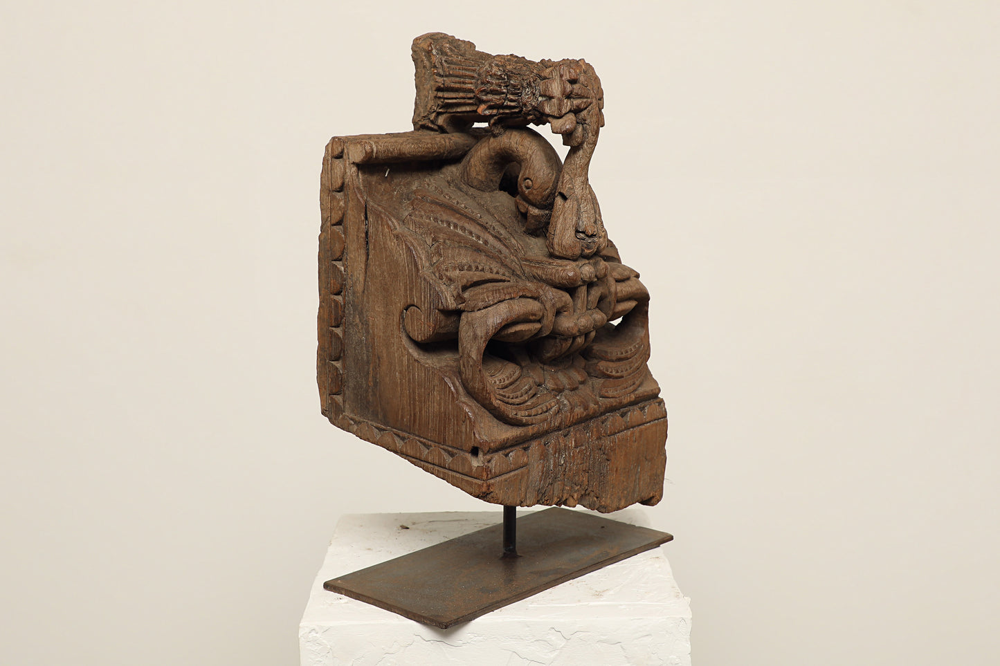 (SCP019) Vintage Tribal Carving on Stand (8x11x19)