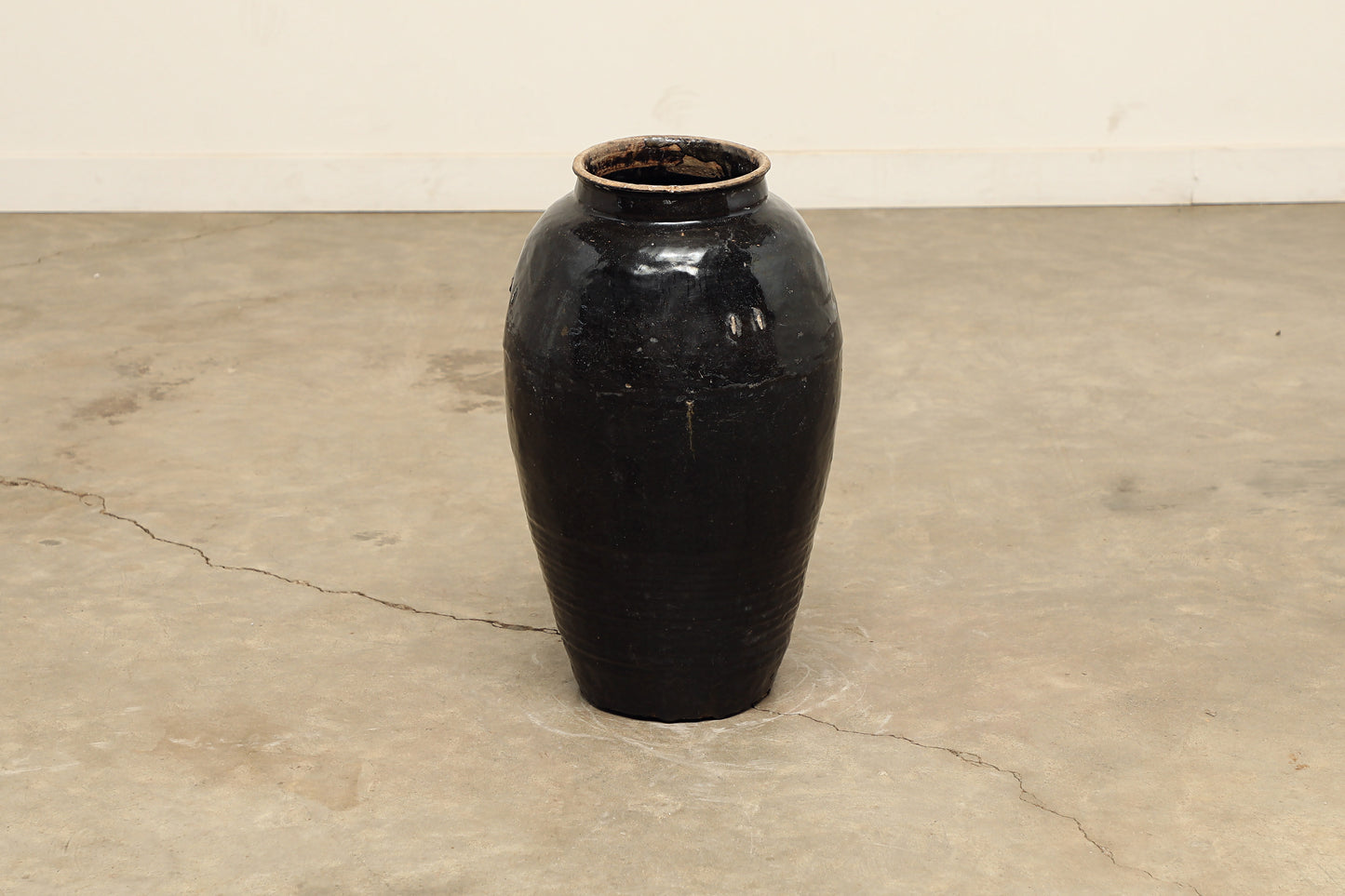 (GAV020) Vintage Black Porcelain Pot - Circa 1940 (13x13x23)