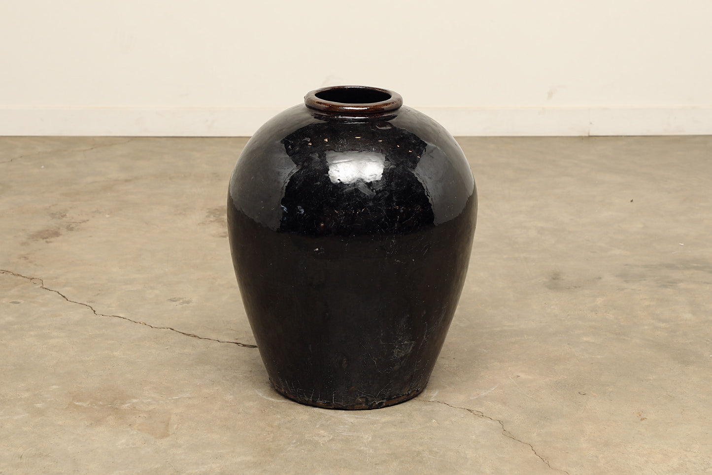 (GAV030) Vintage Black Porcelain Pot - Circa 1940 (19x19x24)