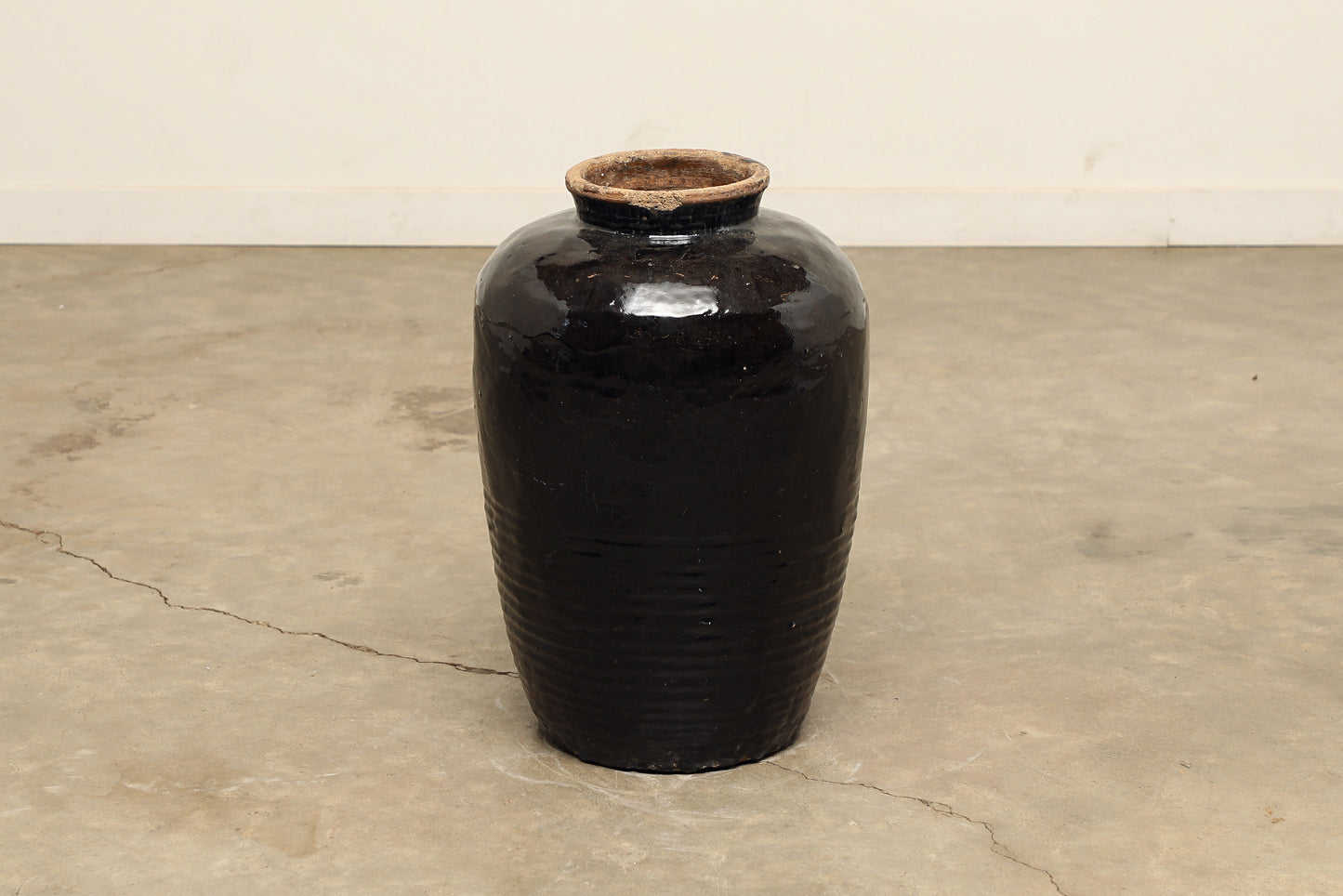(GAV015) Vintage Black Porcelain Pot - Circa 1940 (16x16x24)