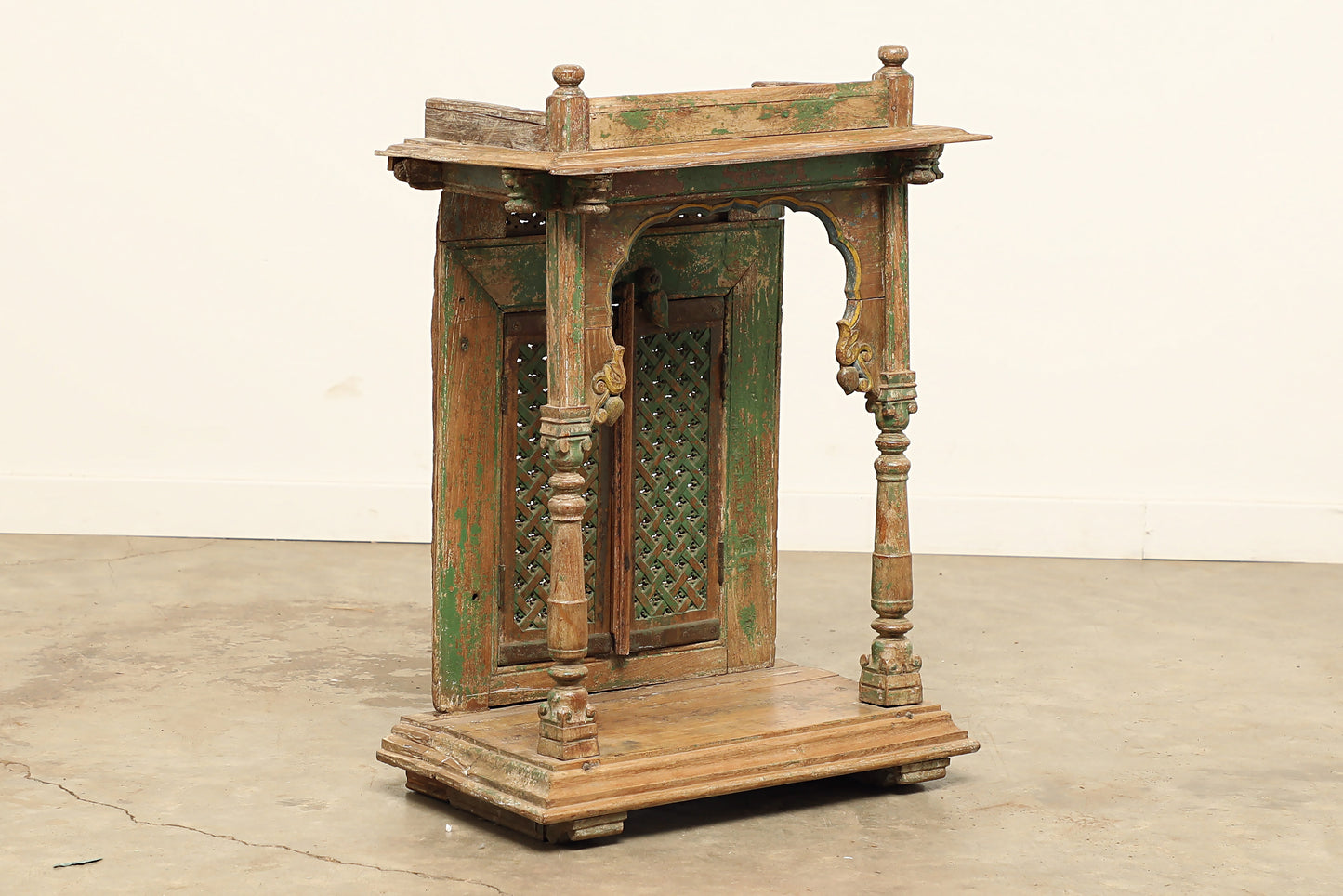 (SCG064) Vintage Temple Stand (26x14x35)