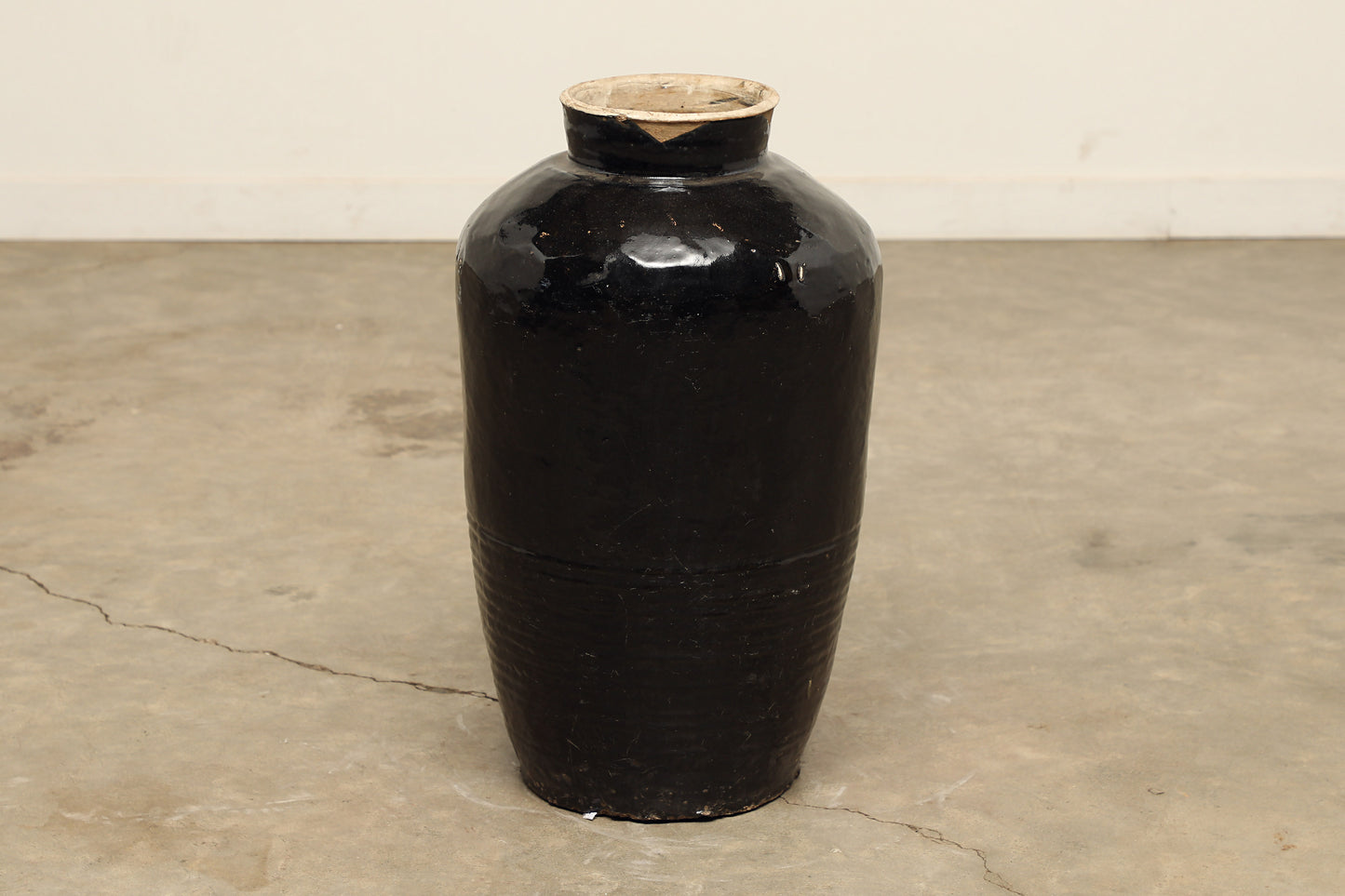 (GAV010) Vintage Black Porcelain Pot - Circa 1940 (16x16x27)