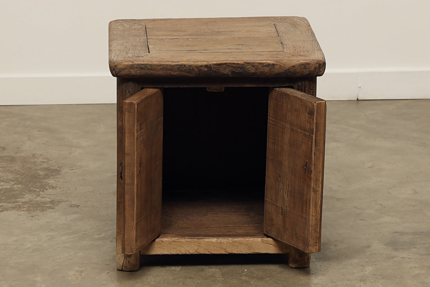 (GAS052) Vintage Elm Side Table - Circa 1900 (19x19x19)