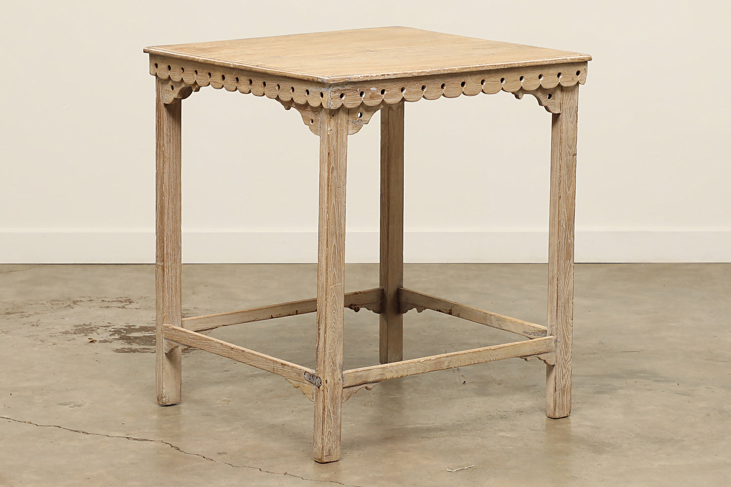 (SCP104) Vintage Table (26x26x31)