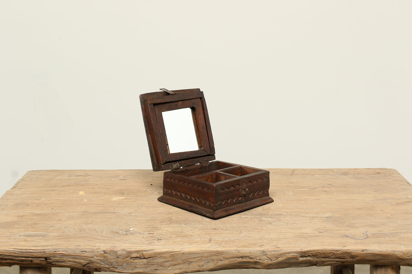 (PP018 ) Vintage Jewelry Box (7x7x4)