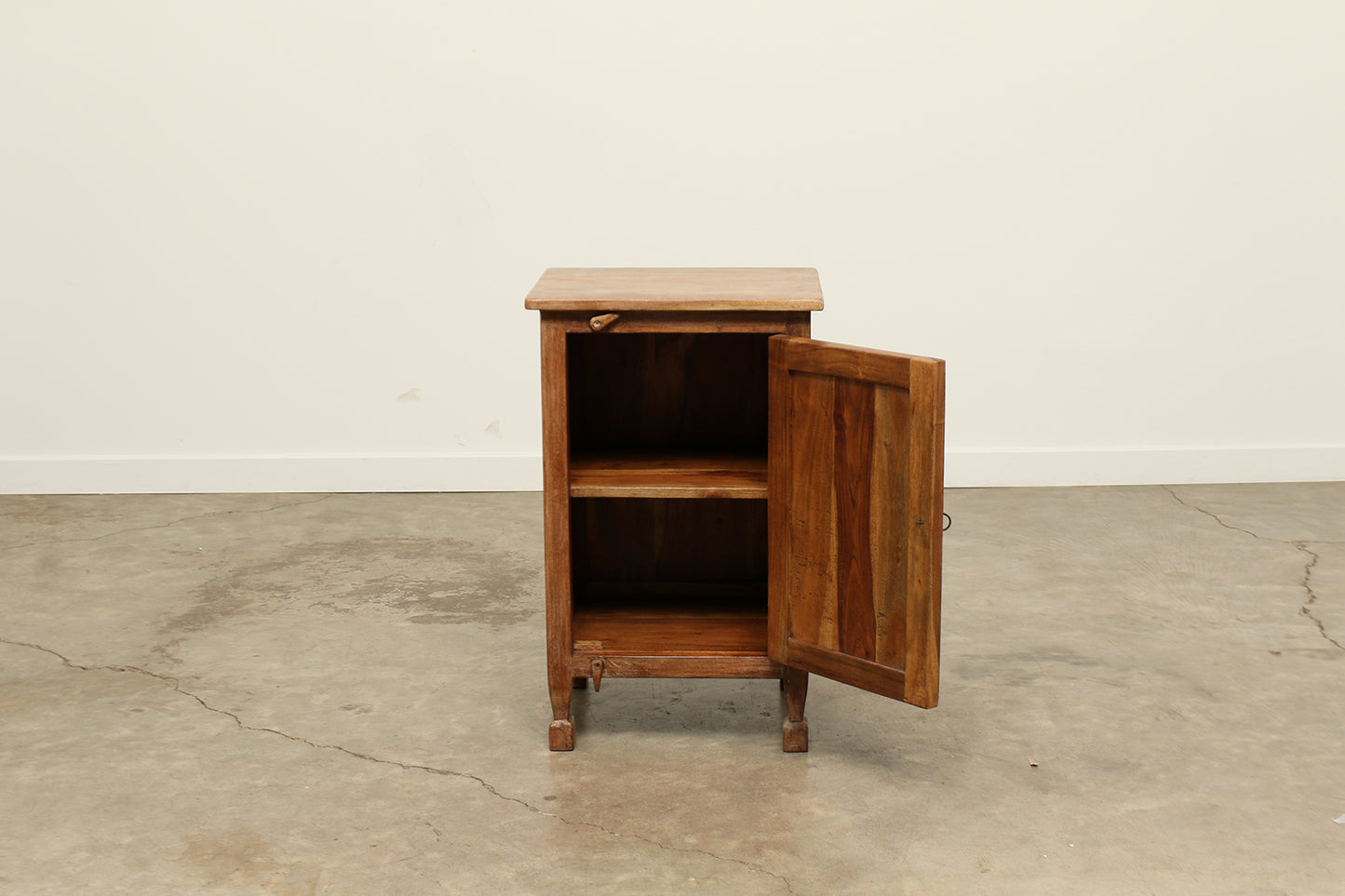 (PP002 ) Scout Nightstand (18x15x29)
