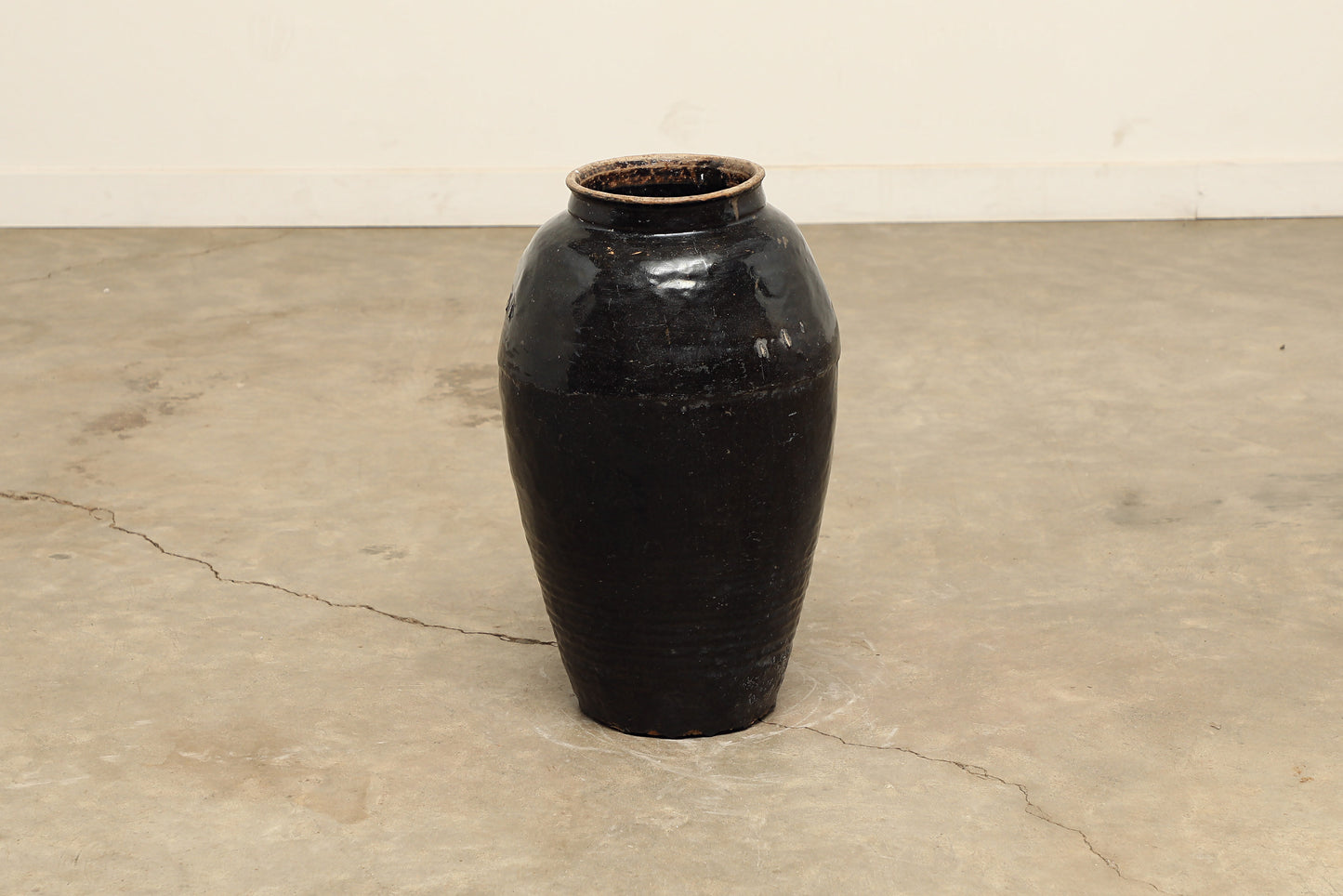 (GAV020) Vintage Black Porcelain Pot - Circa 1940 (13x13x23)