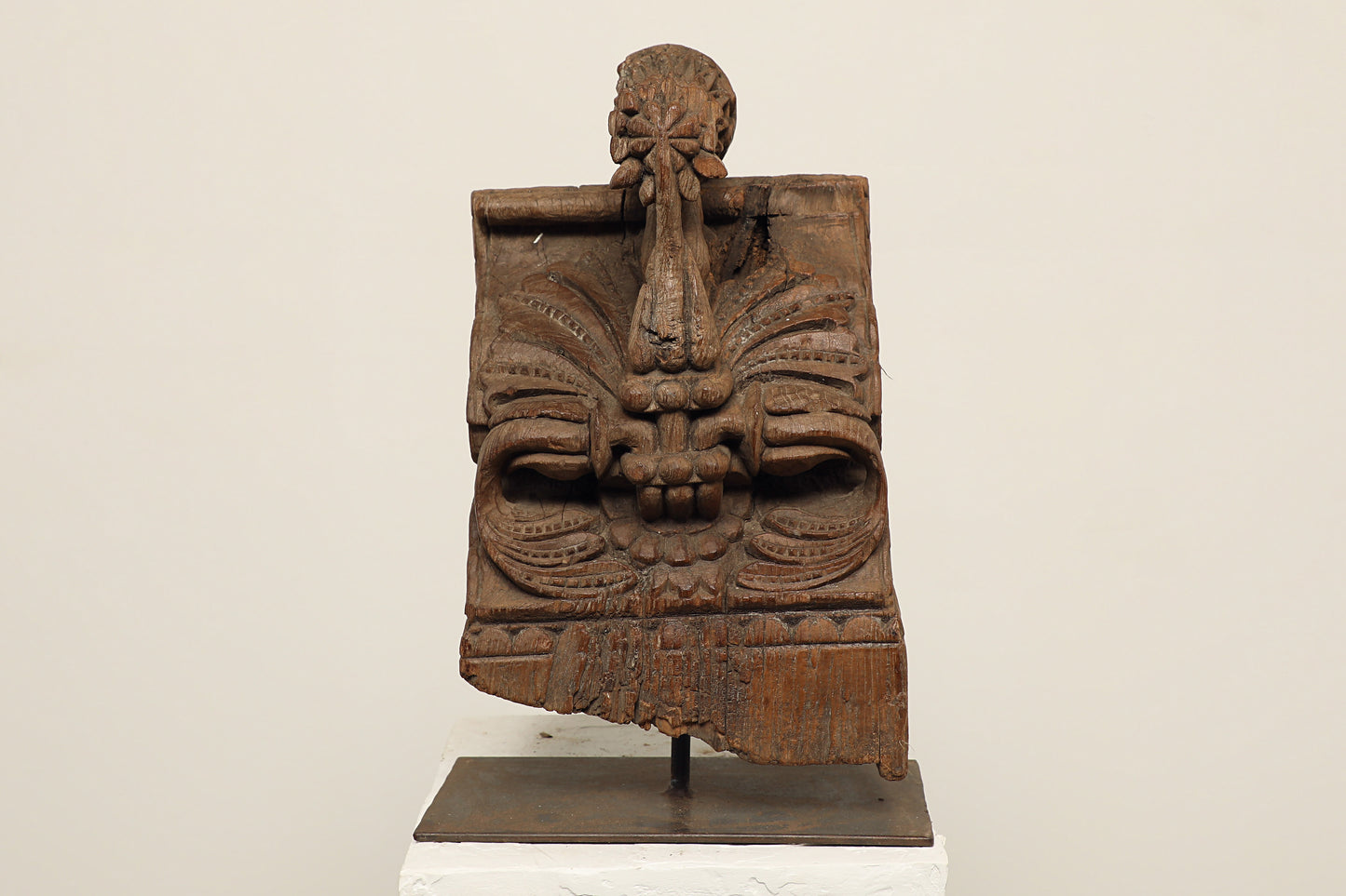 (SCP019) Vintage Tribal Carving on Stand (8x11x19)