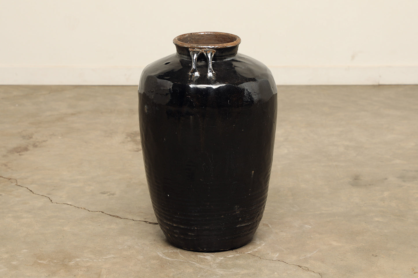 (GAV026) Vintage Black Porcelain Pot - Circa 1940 (18x18x26)