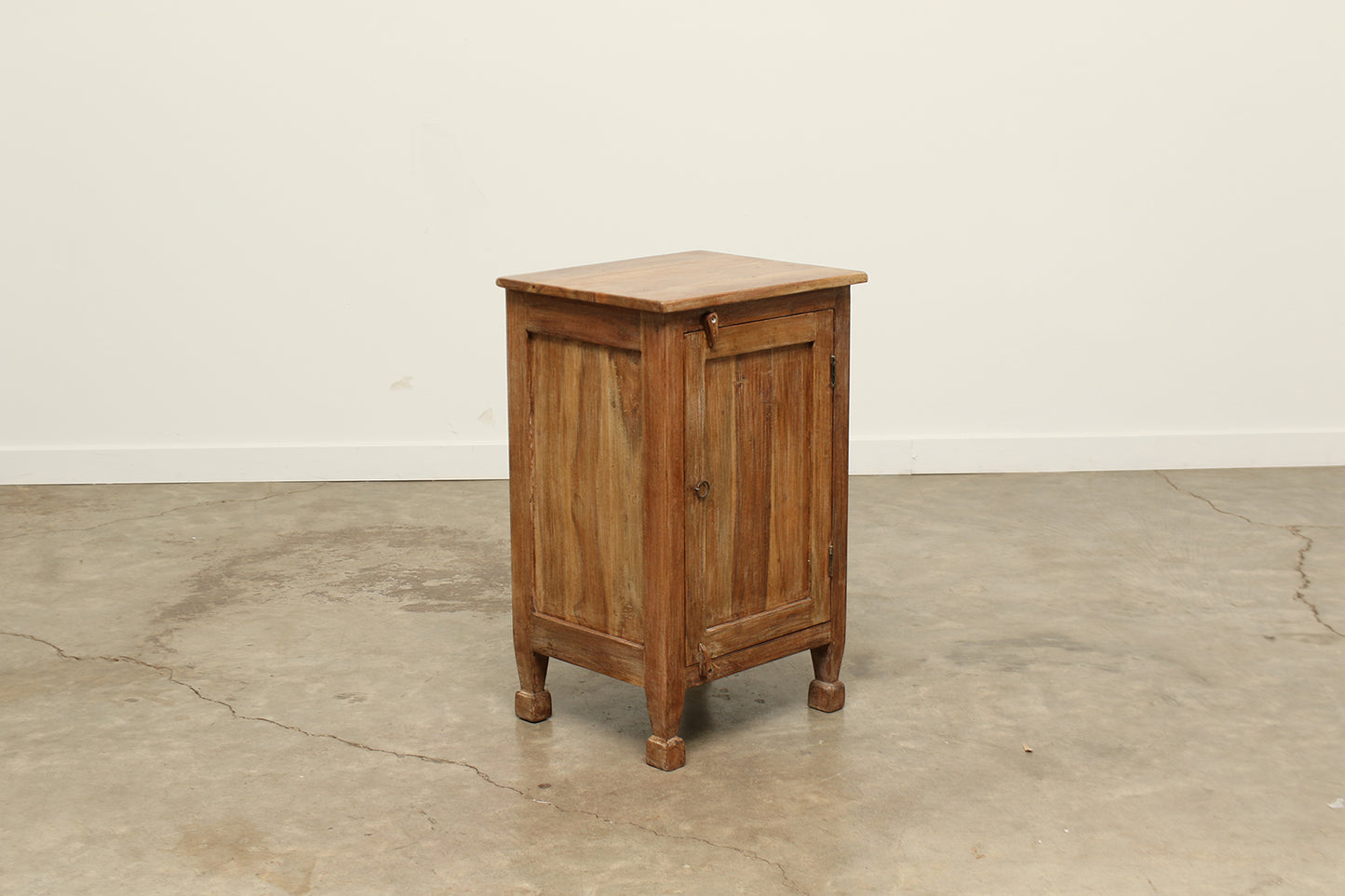 (PP002 ) Scout Nightstand (18x15x29)