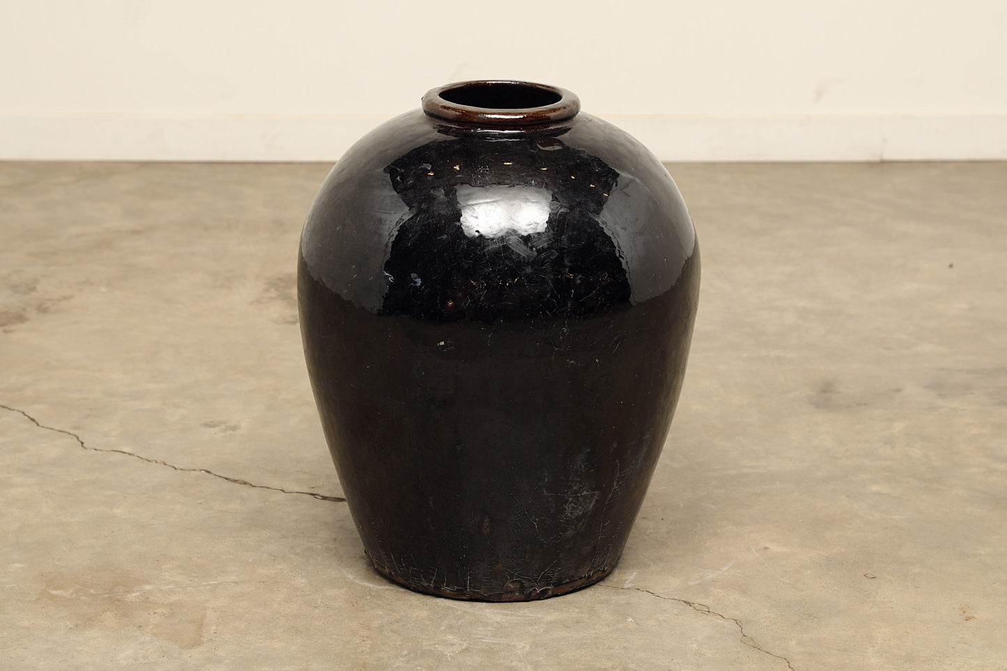 (GAV030) Vintage Black Porcelain Pot - Circa 1940 (19x19x24)