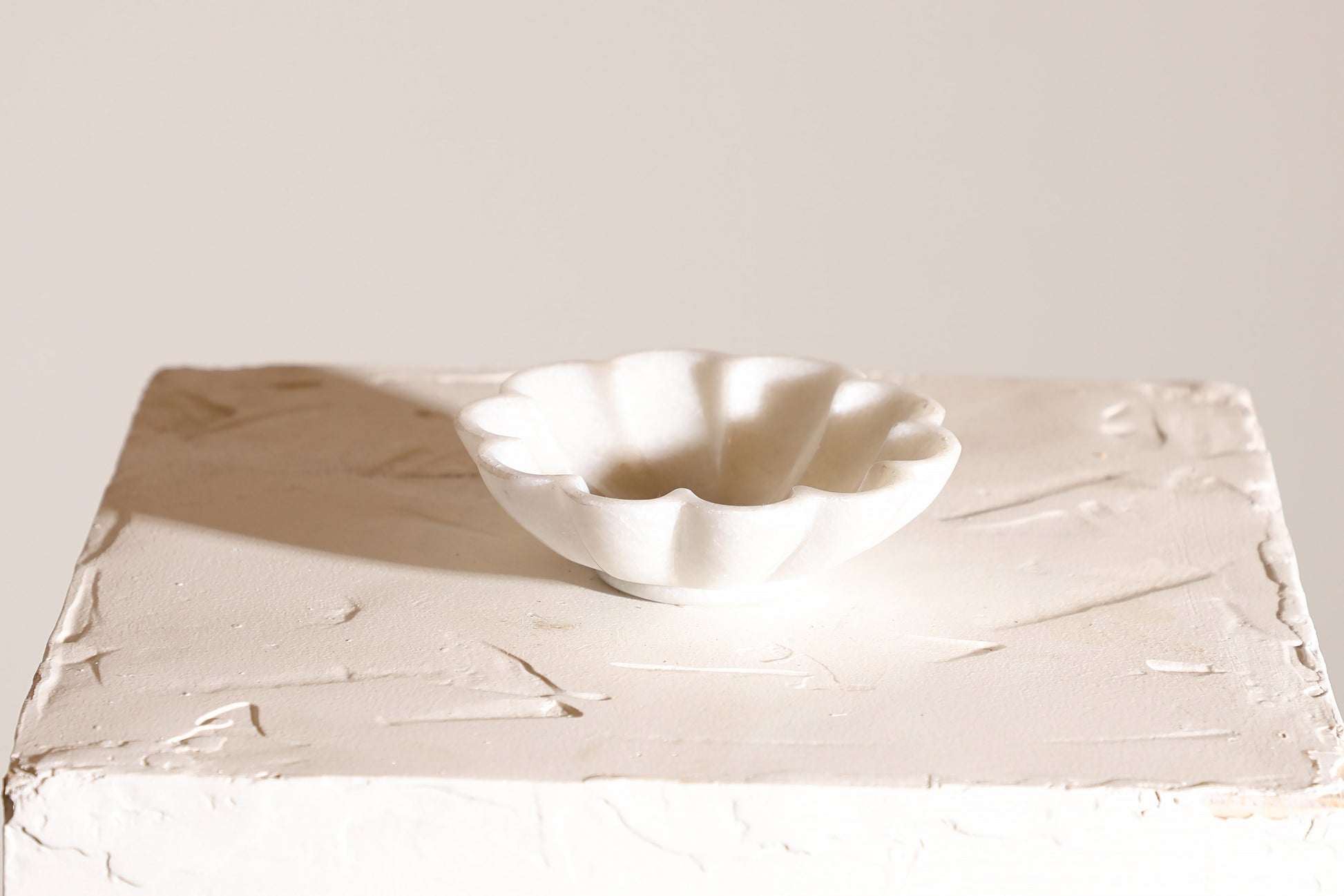 white marble tulip edge decorative bowl for modern decor