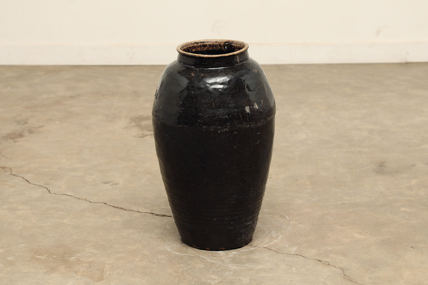 (GAV020) Vintage Black Porcelain Pot - Circa 1940 (13x13x23)