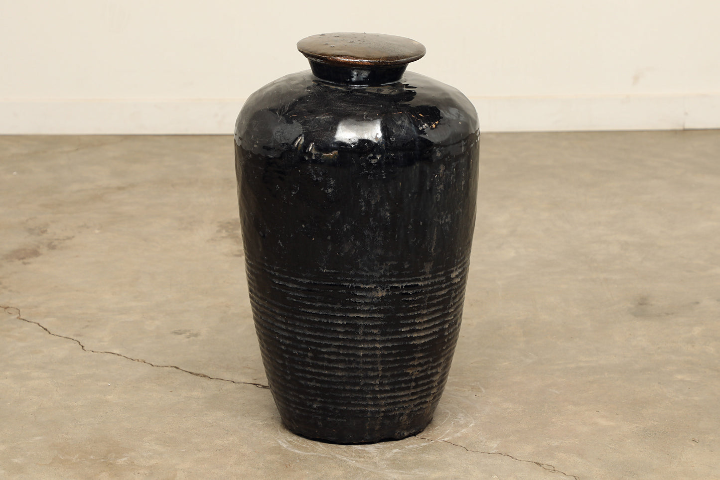 (GAV023) Vintage Black Porcelain Pot - Circa 1940 (17x17x26)