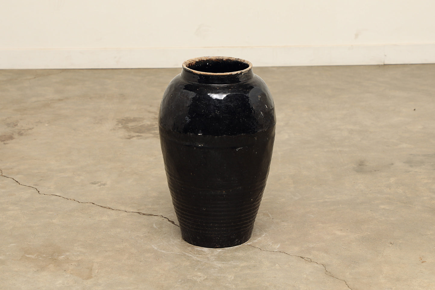 (GAV019) Vintage Black Porcelain Pot - Circa 1940 (13x13x21)